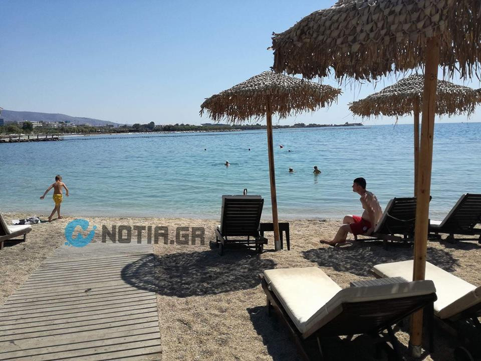 Άλιμος: Ακόμη και παιδιά αγνόησαν το απαγορευτικό και έκαναν μπάνιο σε επικίνδυνα νερά! (εικόνες, βίντεο)